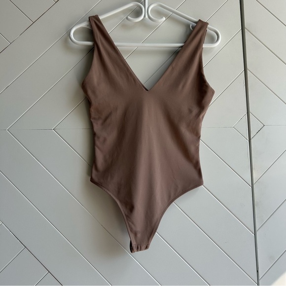 Women’s Aritzia Babaton deep v-neck body suit in taupe Size M - Picture 3 of 8